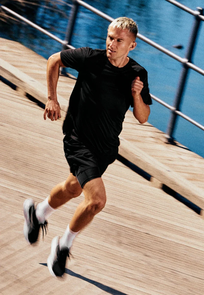 MOMENTUM RUNNING T-SHIRT - Image 10